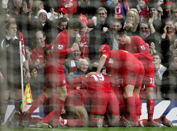 甘超对阿奇姆彭做闭嘴手势，钟义浩扳平比分后做同样手势回击