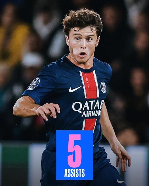 前锋远射破门，全场欢呼