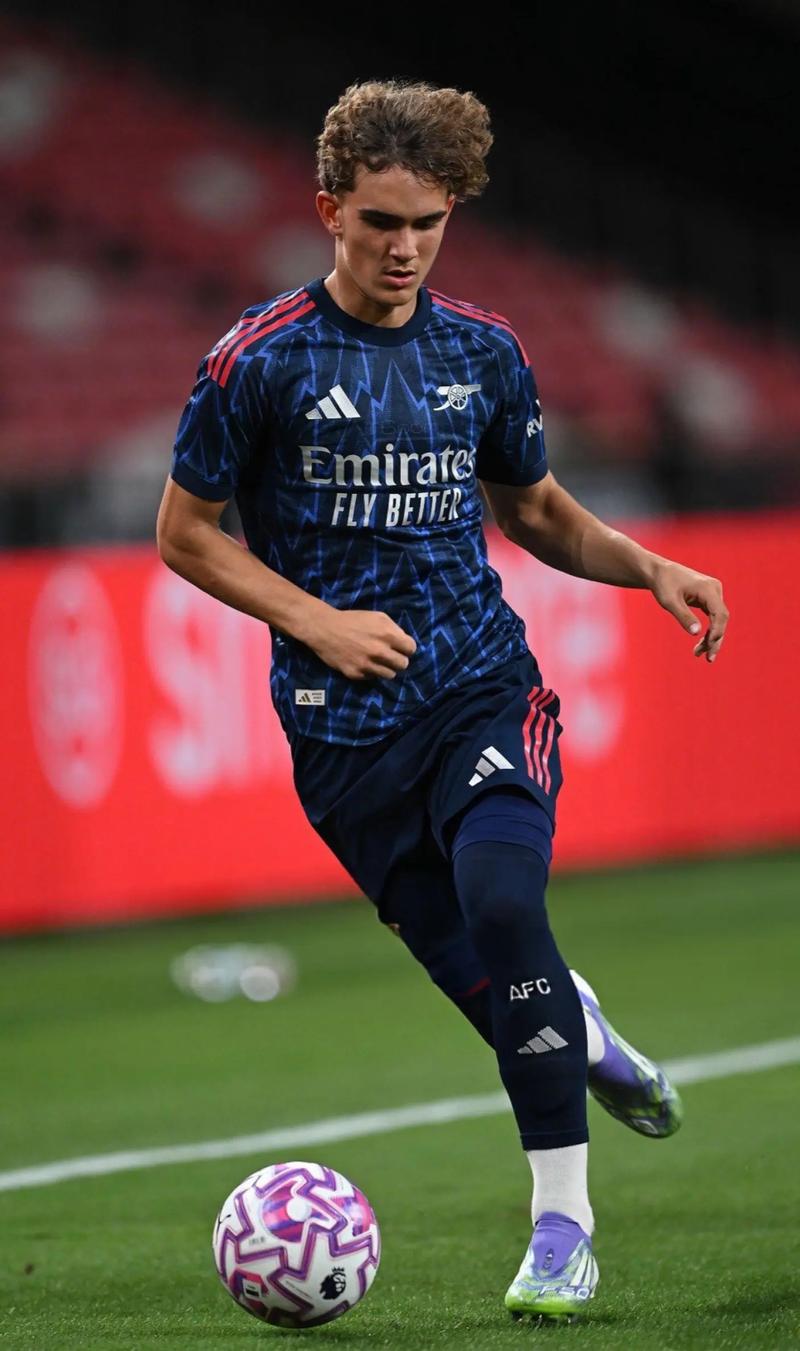 斯基拉：那不勒斯计划通过冬窗买中场，目前看上梅努等5人