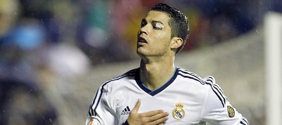 前锋远射破门，全场欢呼